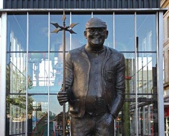 an image of the statue of Fred Dibnah outside a glass-fronted building